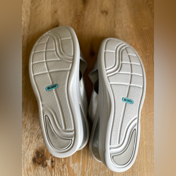 New BZees Desire Cross Slide Sandals Silver Size 10 Wedge - Picture 8 of 9